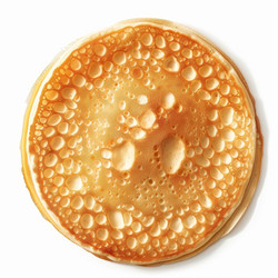 стопка блинов формируя восхитительный золотой круг на белом фоне - yliv