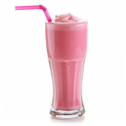 Розовый клубничный молочный коктейль на белом фоне - yliv