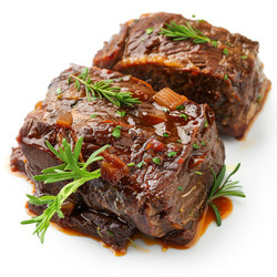 вкуснейшая тушеная говядина с розмарином и соусом на белом фоне - yliv