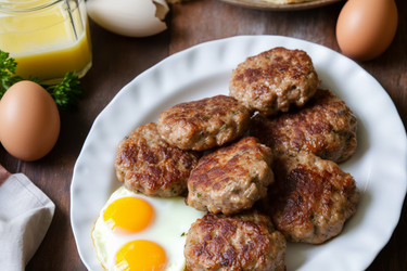 аппетитные мясные котлеты. приготовленная и вкусная еда с золотыми яйцами. генеративный контент - yliv