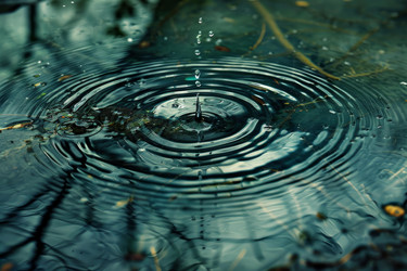 капля воды образует рябь на поверхности воды - yliv