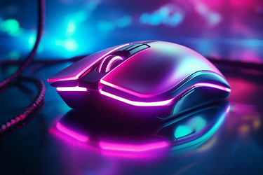 Профессиональная игровая мышь с красочной rgb подсветкой, отражающейся на темной поверхности - yliv