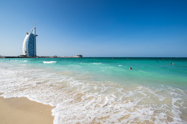 Вид с пляжа Джумейра на знаменитый семизвездочный отель Burj Al Arab - gumbao