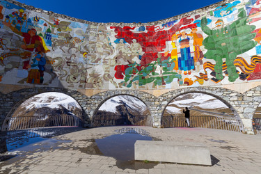 грузия - 21 октября 2023 года: вид на красивое мозаичное панно арки дружбы народов, построенной во имя дружбы между грузинским и российским народами, среди кавказских гор - gumbao