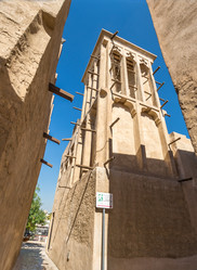 традиционная арабская улица в бастакии, дубай - gumbao