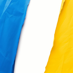 смятая синяя и желтая ткань создает белое пространство для копирования - yliv