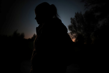 Женщина гуляет одна ночью за пределами парка. Генерировать искусственный интеллект - yliv
