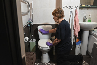 уборка туалета в маленькой ванной комнате в течение дня - VetalanaS
