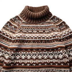 Коричневый вязаный свитер с высоким воротом и рисунком fair isle, демонстрирующий зимнюю моду - yliv
