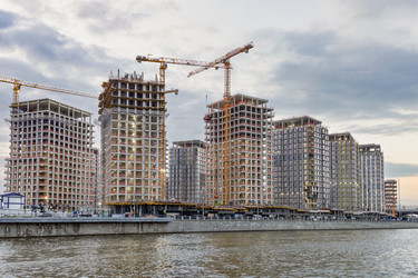 Строительство современного жилого комплекса на набережной Москвы - oleg_yurga