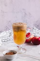 вкусный смузи из спелых яблок и корицы в бокале на столе вертикальный вид - Elena Rui
