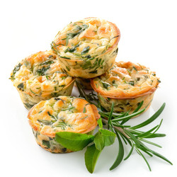 вкусные пикантные маффины с зеленью и сыром, украшенные веточками розмарина и базилика - yliv