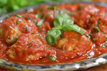 вкусные фрикадельки, покрытые томатным соусом и листьями базилика - yliv