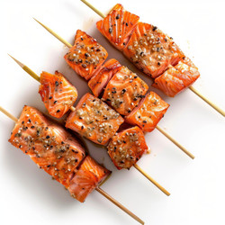 вкусные шашлыки из лосося на гриле, приправленные кунжутом и черным перцем горошком - yliv