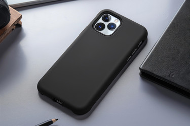черный смартфон лежит на столе рядом с ноутбуком и наушниками - yliv