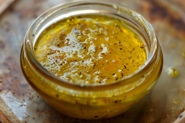 маленькая стеклянная баночка с пастой из куркумы с травами и специями - yliv