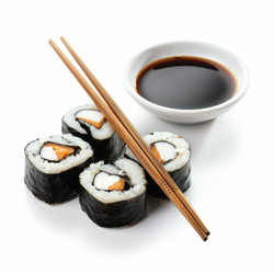 палочки для еды, собирающие вкусные суши-роллы с соевым соусом на белом фоне - yliv