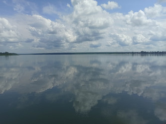 Облака отражаются в воде - Firuza
