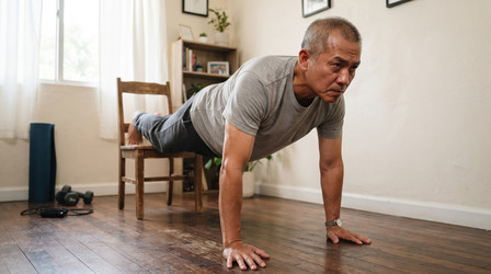 пожилой азиат отжимается дома - artshock