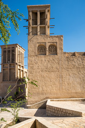 традиционная арабская улица в бастакии, дубай - gumbao