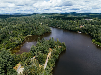 вид с высоты птичьего полета на живописный водный путь с лесистыми островами и пышным зеленым ландшафтом в родоне, квебек, канада - EOS_Canon