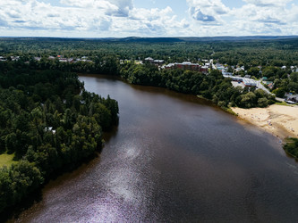 вид с высоты птичьего полета на живописный водный путь с лесистыми островами и пышным зеленым ландшафтом в родоне, квебек, канада - EOS_Canon