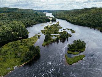 вид с высоты птичьего полета на живописный водный путь с лесистыми островами и пышным зеленым ландшафтом в родоне, квебек, канада - EOS_Canon
