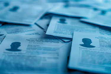 менеджер по персоналу просматривает множество резюме, лежащих на столе, процесс отбора кандидатов - yliv