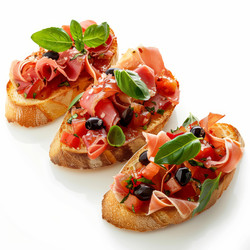 вкуснейшая брускетта с помидорами, оливками и прошутто на белом фоне - yliv