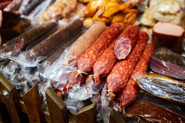 на традиционном рынке представлены разнообразные вяленые колбасы и мясные деликатесы - Irrin0215