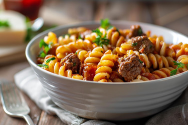 вкуснейшая паста фузилли с фрикадельками и томатным соусом, украшенная зеленью петрушки - yliv