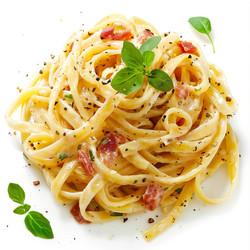 вкуснейшая паста карбонара с беконом и листьями базилика ждет своего часа, чтобы ее съели - yliv