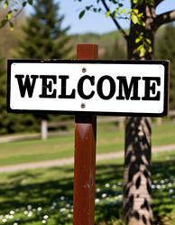 вывеска расположена в зеленом парке, окруженном деревьями и травой. в ясном небе над головой виден яркий дневной свет. сцена приглашает посетителей исследовать окрестности с помощью более генеративного искусственного интеллекта - Karjalainen