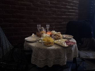 Круглый стол с закусками и бокалами вечером во дворе - OlgaK