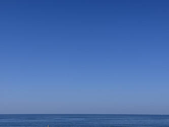 Ярко-голубое ясное небо сливается с морем на горизонте, Сочи - OlgaK