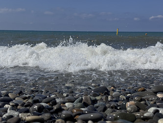 Брызги воды от буйных волн на галечном берегу моря, Сочи - OlgaK