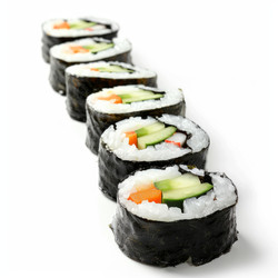 вкусные суши-роллы с овощами, выложенные на белом фоне - yliv
