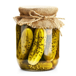 стеклянная банка с маринованными огурцами и специями на белом фоне - yliv