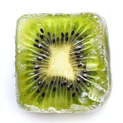 ломтик киви, погруженный в газированную воду, демонстрирует семена и свежесть - yliv