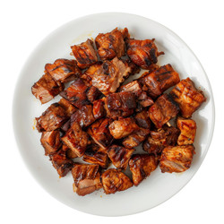 вкусные кубики свиной грудинки, приготовленные на гриле, подаются на белой тарелке - yliv