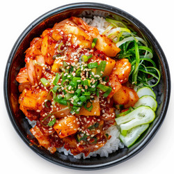 миска с картофелем и рисом кимчи, украшенная семенами кунжута и зеленым луком - yliv