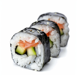 вкусные суши-роллы хосомаки с лососем, огурцом и кунжутом на белом фоне - yliv