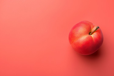 спелый персик, лежащий на ярком коралловом фоне с пространством для копирования - yliv