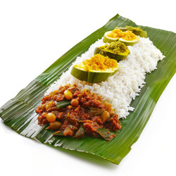 вкусное индийское блюдо, подаваемое с банановыми листьями, рисом, карри и маринованным манго, создает яркие кулинарные впечатления. - yliv