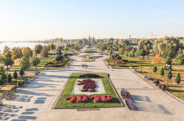 Парк на Стрелке в Ярославле, 2024, Панорама с огромной клумбой - Tatiana_Panova