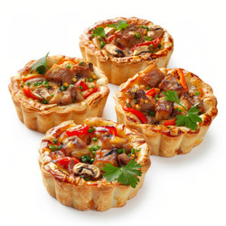 вкусные домашние пироги с заварным кремом с овощами и куриной начинкой на белом фоне - yliv