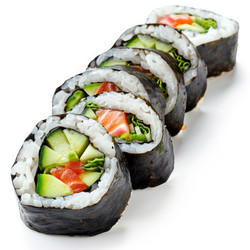 вкусные овощные суши-роллы с начинкой из огурцов, лосося и листьев салата на белом фоне - yliv