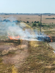 Степной пейзаж с очагом возгорания на склоне у дороги - MiFO