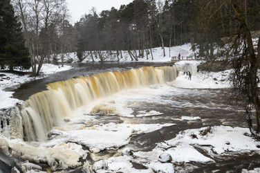 частично замерзший водопад кейла-джоа зимой - gumbao