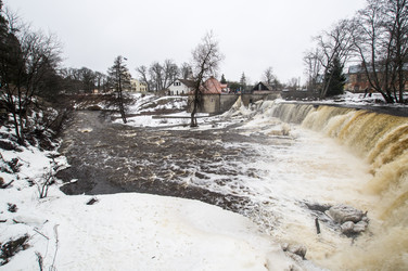 частично замерзший водопад кейла-джоа зимой - gumbao